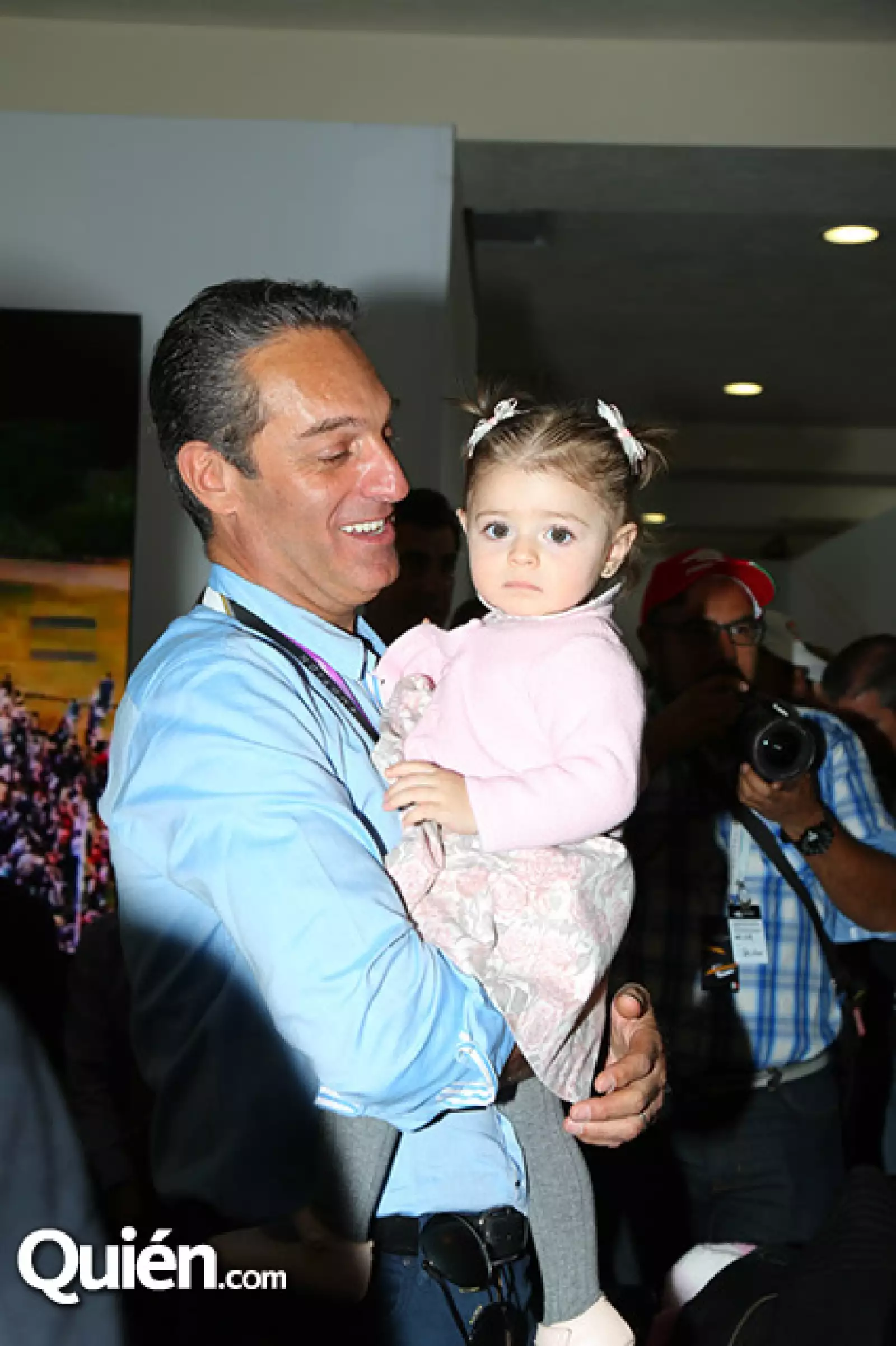 El empresario mexicano con su pequeña hija Mariel.