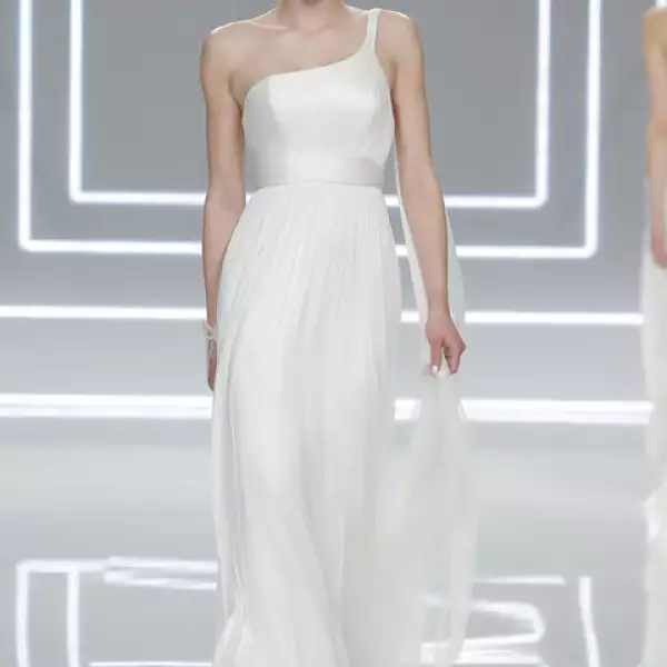 Vestido Nacir de muselina de seda con escote asimetrico trenzado.