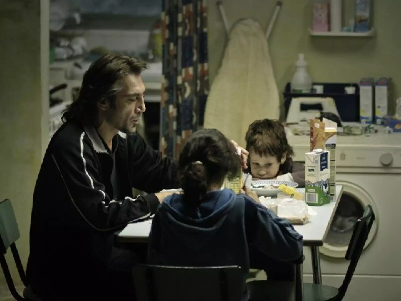 Biutiful, 2010. Da vida a Uxbal, un hombre condenado por el cáncer, organizador de comercios ilegales en las aceras y que. gracias a sus poderes extrasensoriales, acompaña a los muertos en su tránsito al más allá.