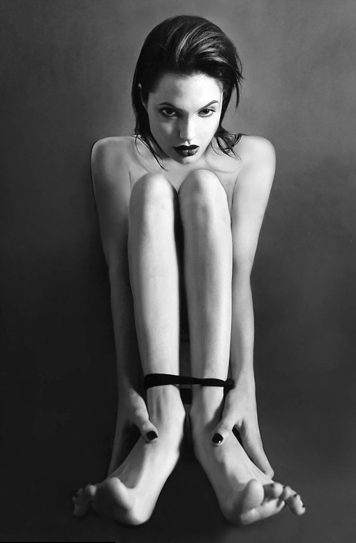 La también directora a sus 20 años, posó súper hot y ella fue la que tuvo la idea de amarrarse los pies.