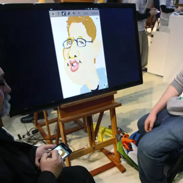 Un artista crea una caricatura de un visitante en un dispositivo Samsung Galaxy Note.