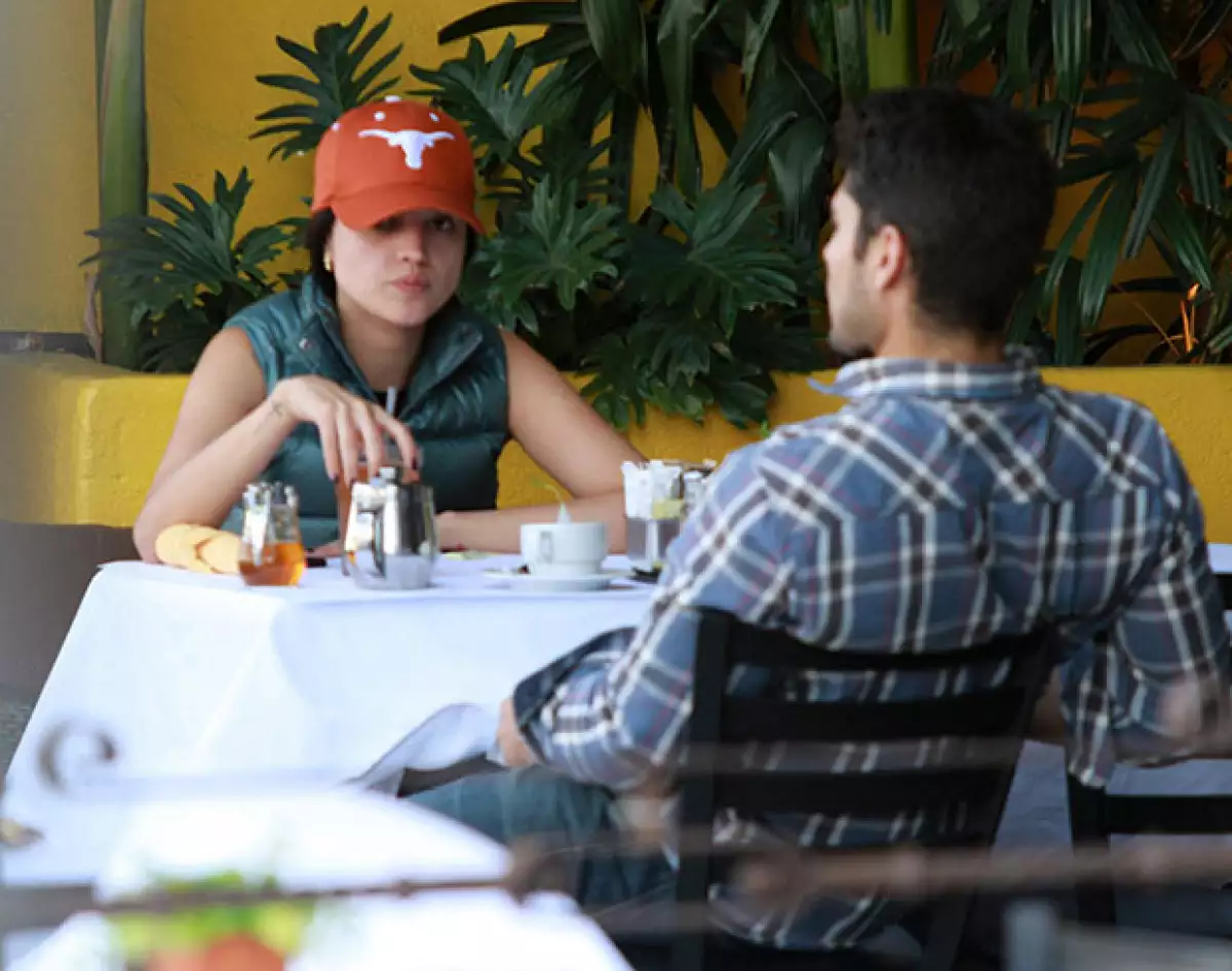 Completamente relajados, la actriz y DJ Cotrona aprovecharon su time off de las grabaciones de From Dusk Till Dawn para pasar un rato juntos.