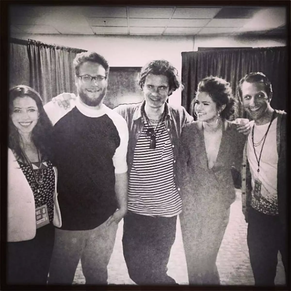 Selena compartió esta foto junto a Orlando Bloom y Seth Rogen el pasado 26 de marzo.