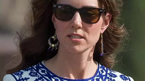 La duquesa sorprende con otra pieza low cost en su gira por la India y Bután, esta vez se trata de unos aretes que compró en un mercado de artesanías.