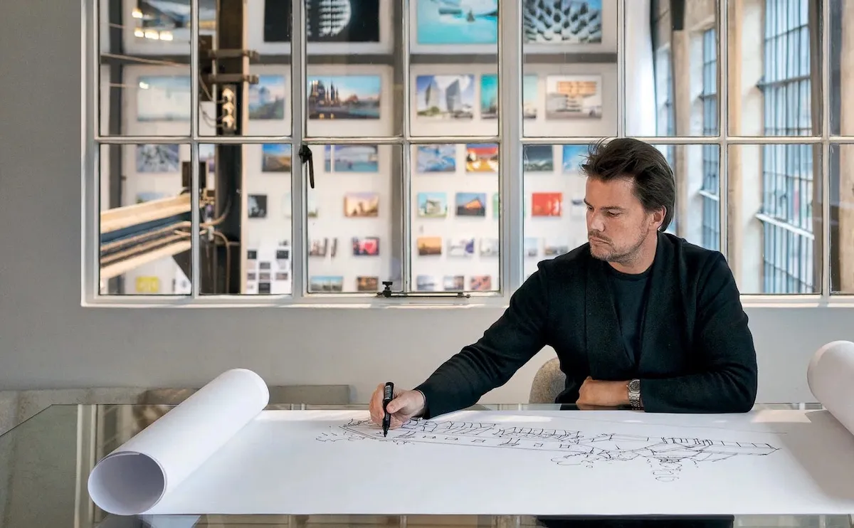 Retrato del fundador Bjarke Ingels, fundador del estudio BIG responsable del Macondo Prk de Shakira. 