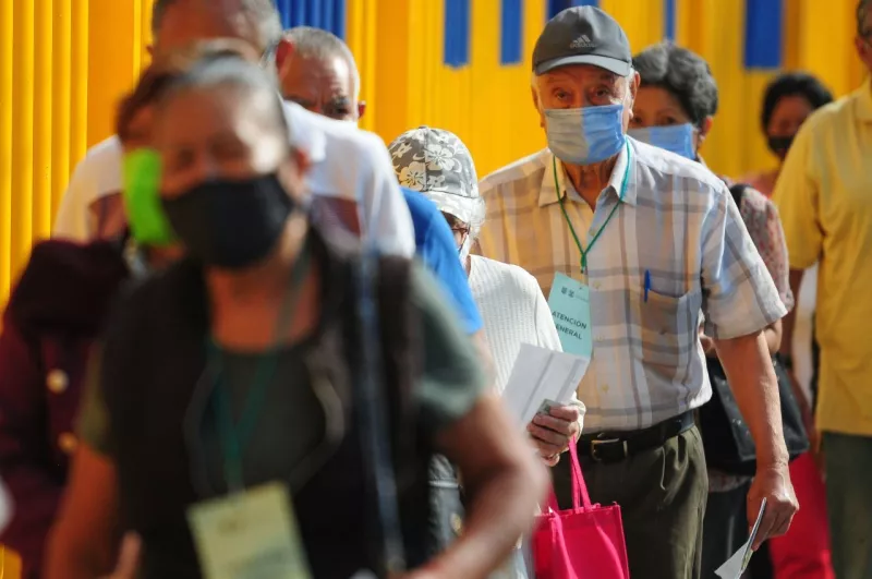 Refuerzo de vacuna COVID en CDMX (Fila de adultos mayores para ingresar a la prepa 9 y vacunarse contra el Covid-19)