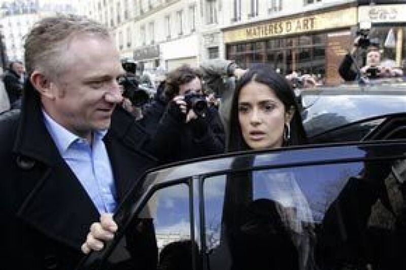 Trabajadores inconformes esperaron a que François-Henri Pinault saliera de una reunión para bloquear su automóvil como protesta por el plan de recorte de gasto.