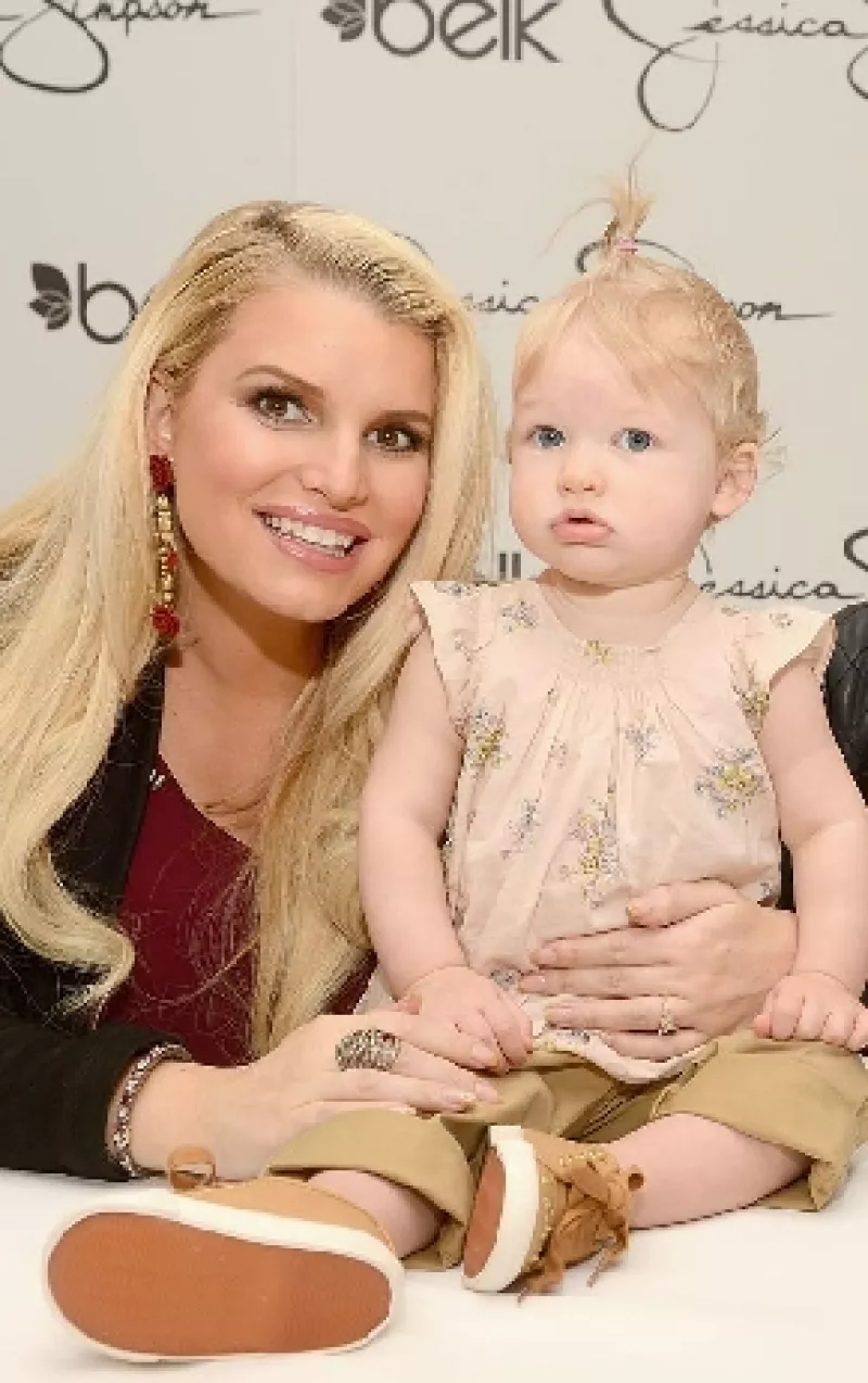 Con una pequeña reunión en el patio trasero de su nueva casa, la diseñadora festejó el aniversario número 1 de su primogénita.