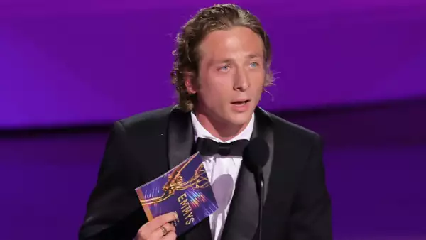 foto de jeremy allen white recibiendo el emmy 2024 a mejor actor en una serie de comedia