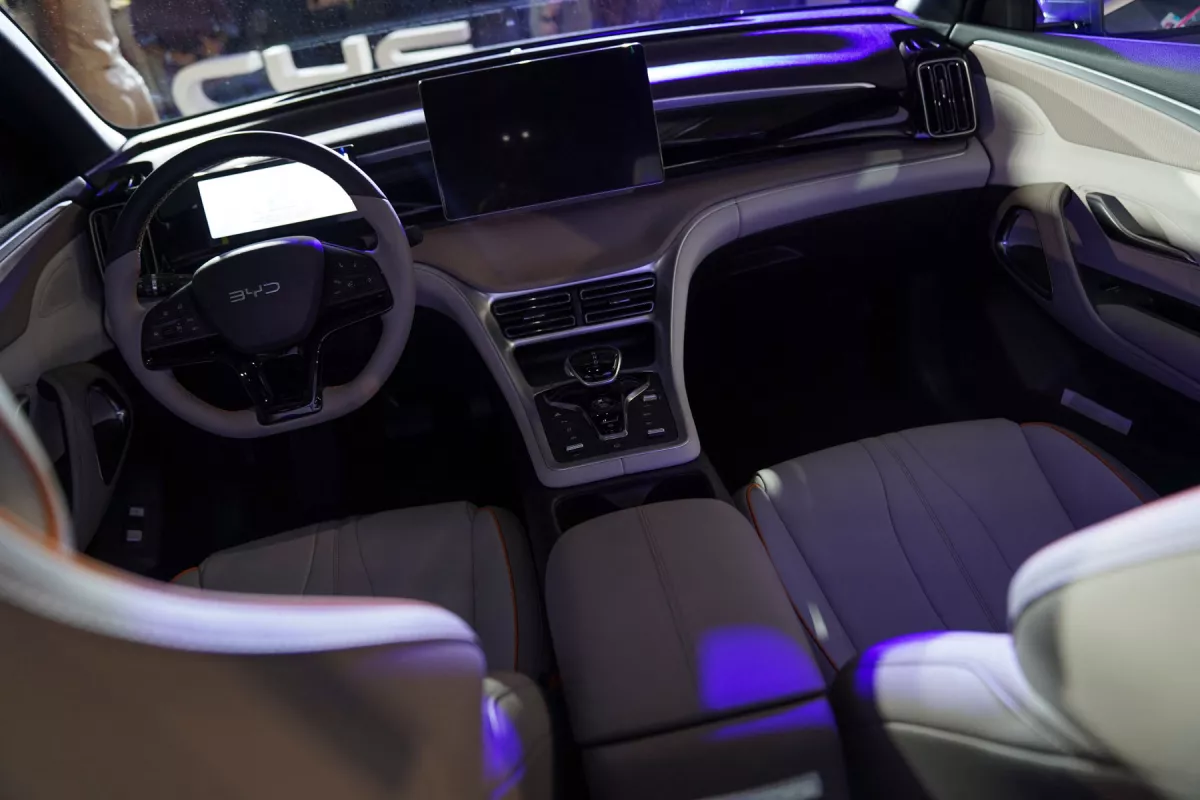 Autos chinos conquistan con 'lujo accesible', mientras las premium se estancan