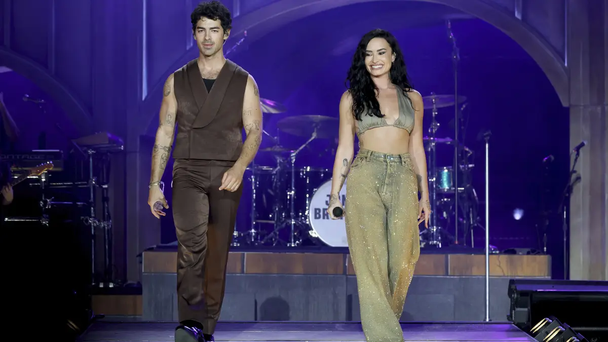 jonas-brothers-demi-lovato.jpg