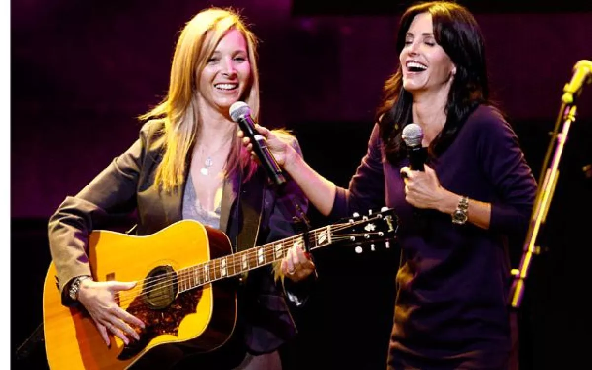 Lisa y Courtney divirtieron a los presentes durante el evento benéfico Rock a Little Feed a Lot cuando la primera interpretó `Smelly Cat´, tema que su personaje de Phoebe cantaba en `Friends´.