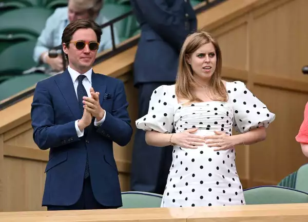 La princesa Beatriz dará a luz a su primer hijo con Edoardo en otoño. Aquí durante su primera aparición pública desde que diera el anuncio en mayo.