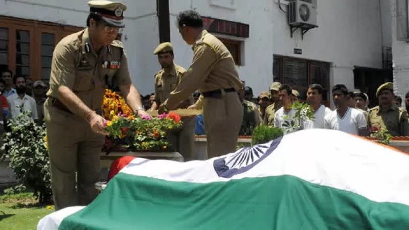 Cachemira - funeral - policía