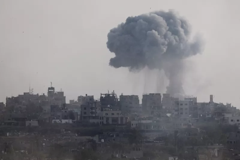 El humo aumenta después de un ataque aéreo israelí en Gaza, en medio del conflicto en curso entre Israel y el grupo islamista palestino Hamas, cerca de la frontera entre Israel y Gaza, como se ve desde Israel, el 26 de mayo de 2024.