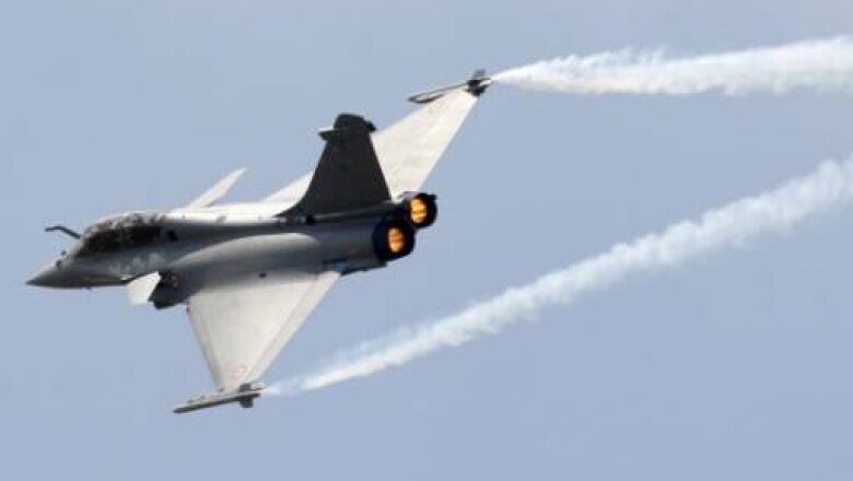 Un jet militar modelo Dassault Rafale participa en la exhibición de la 48 Feria Aeronáutica.