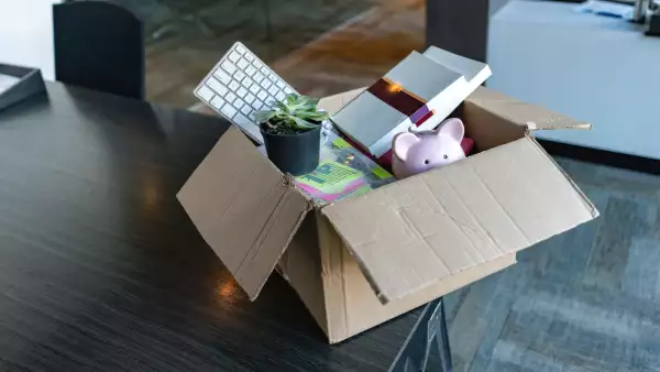 caja con artículos de empleado por despido injustificado