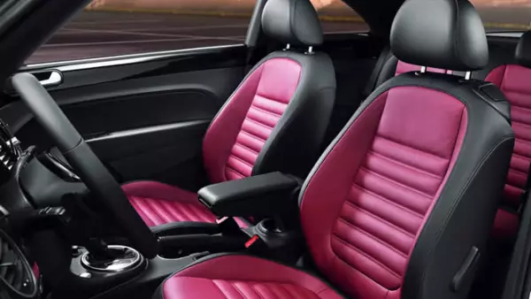 Esta disponible en tres versiones: “Beetle”, “Design” y “Sport”. En esta última versión se agregan nuevas características como asientos de piel, quemacocos y rines de 22 pulgadas.