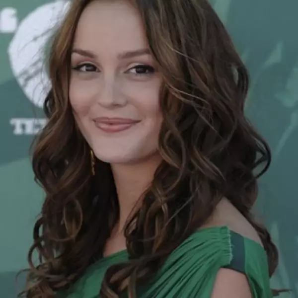La estrella de la serie Gossip Girl, Leighton Meester, comparte con su personaje el color de pelo, y le deja a Blake Lively el papel de la rubia despampanante. Curiosamente, quien se lleva el show es la morena.