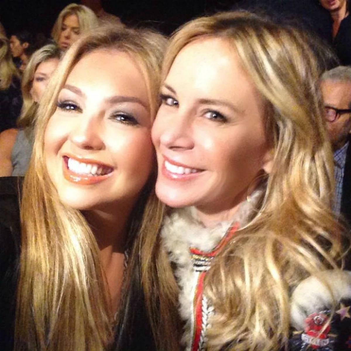 La cantante compartió en redes sociales cómo fue la pasarela de su amigo Tommy Hilfiger, en la que estuvo sentada en primera fila acompañada de Tommy Mottola y Dee Ocleppo, esposa del diseñador.