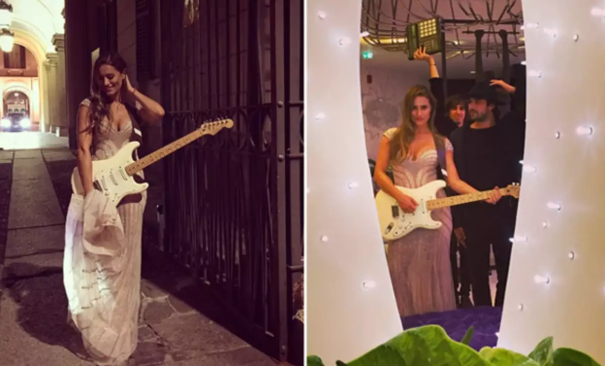Tras su presentación en el evento, Lola se tomó algunas fotografías con sus músicos y se mostró muy rockera con su guitarra.