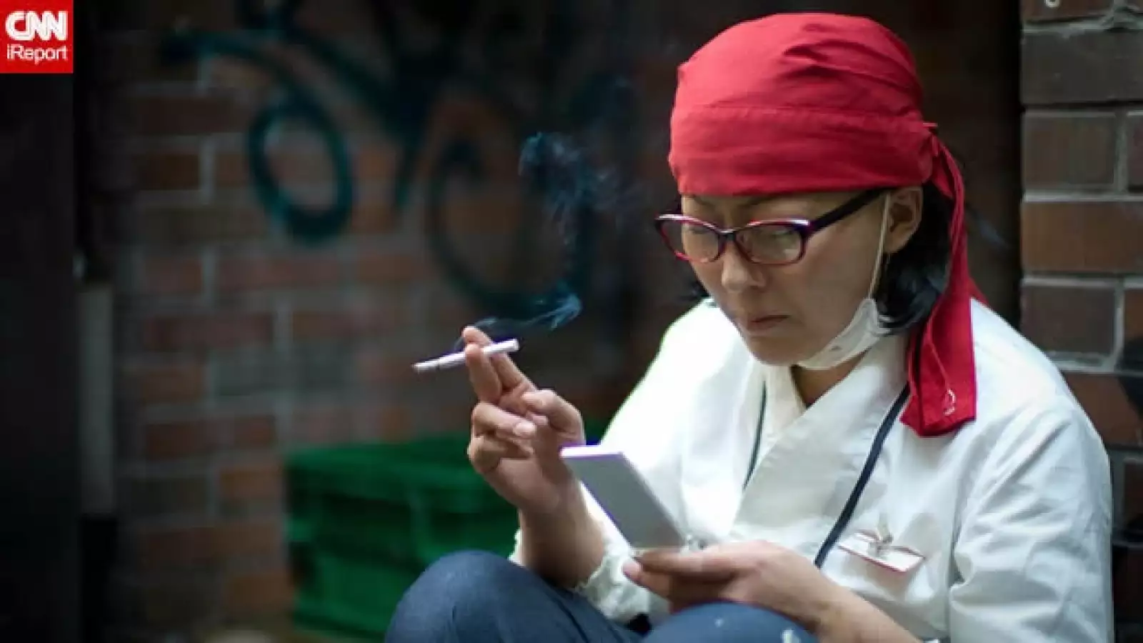 una trabajadora revisa las noticias en su celular