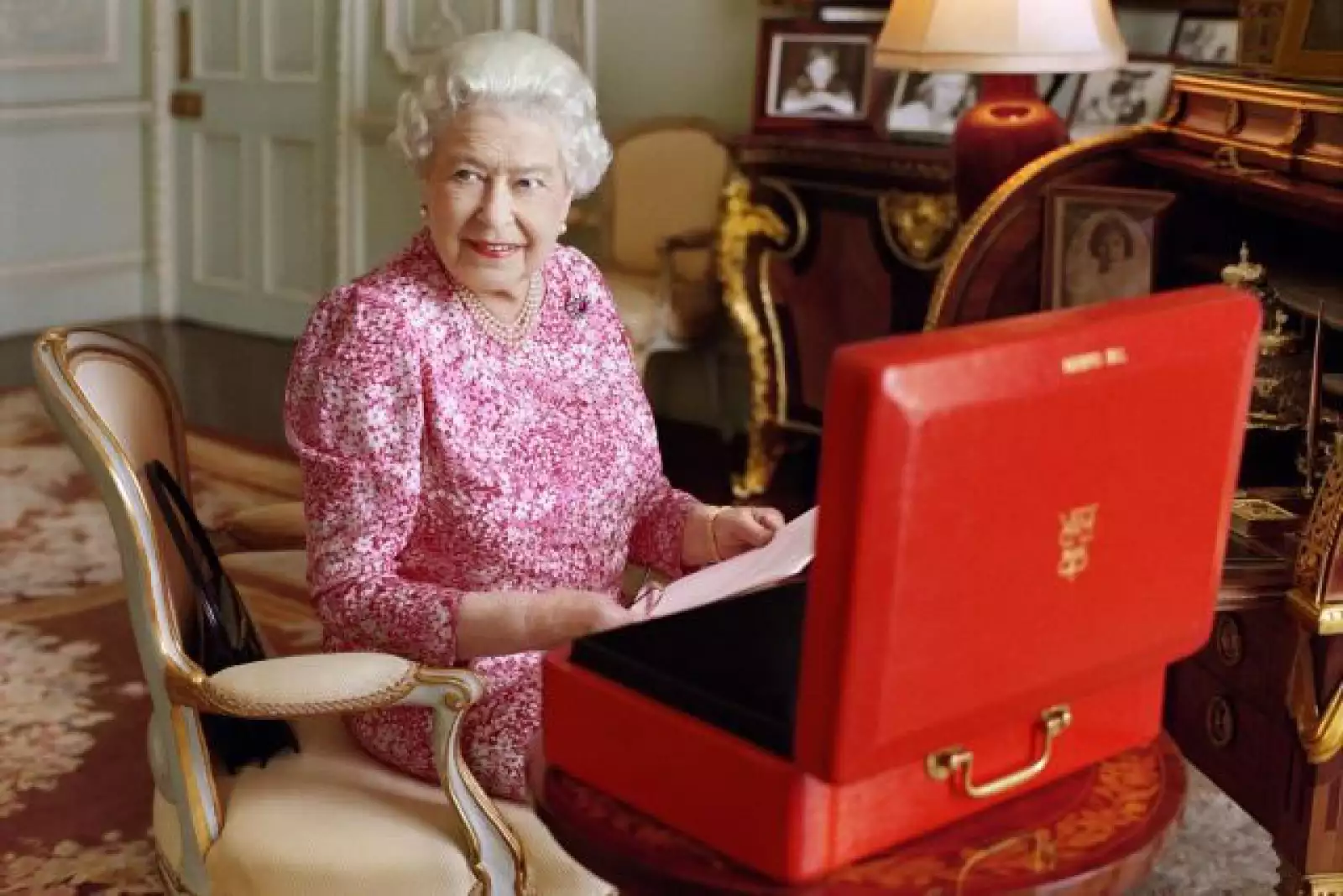 Este año, Isabel II superó a la reina Victoria al cumplir 63 años en el trono. Para conmemorarlo, Mary McCartney, hija de Paul, le hizo este retrato.