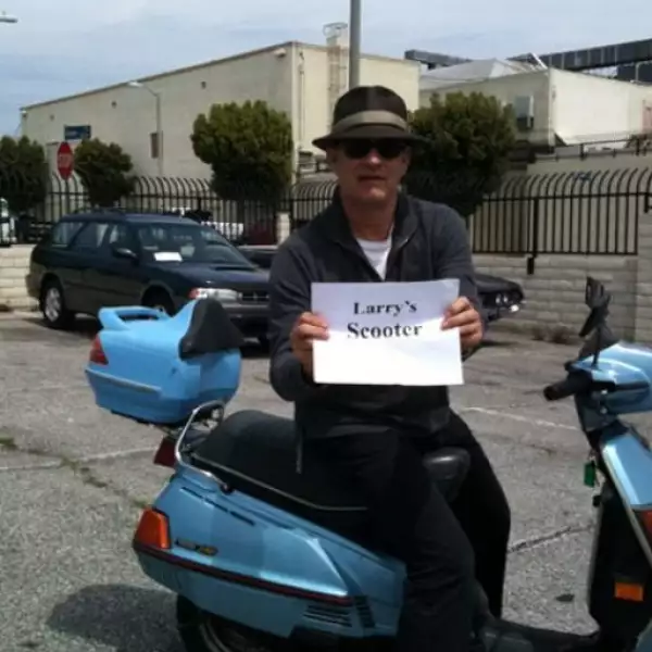 Y muy bromista el actor Tom Hanks se subió al vehículo motorizado de Larry, se tomó la foto y escribió: “La decisión ha sido tomada”,  ¿qué habrá querido decir?