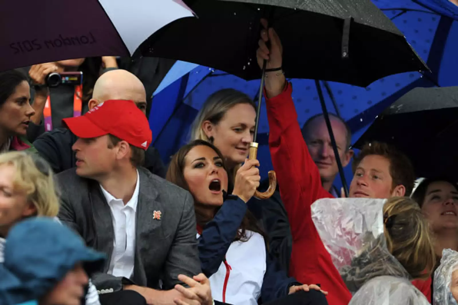 Para protegerse de la lluvia Guillermo usó una gorra, Kate llevaba una sombrilla y Enrique una chamarra.