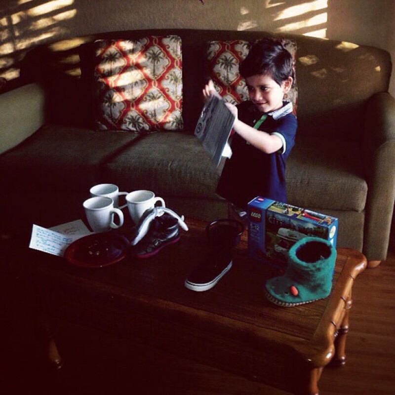Iam, hijo de Claudia Lizaldi y Eamon Sheann abrió emocionado sus regalos desde Disneylandia.