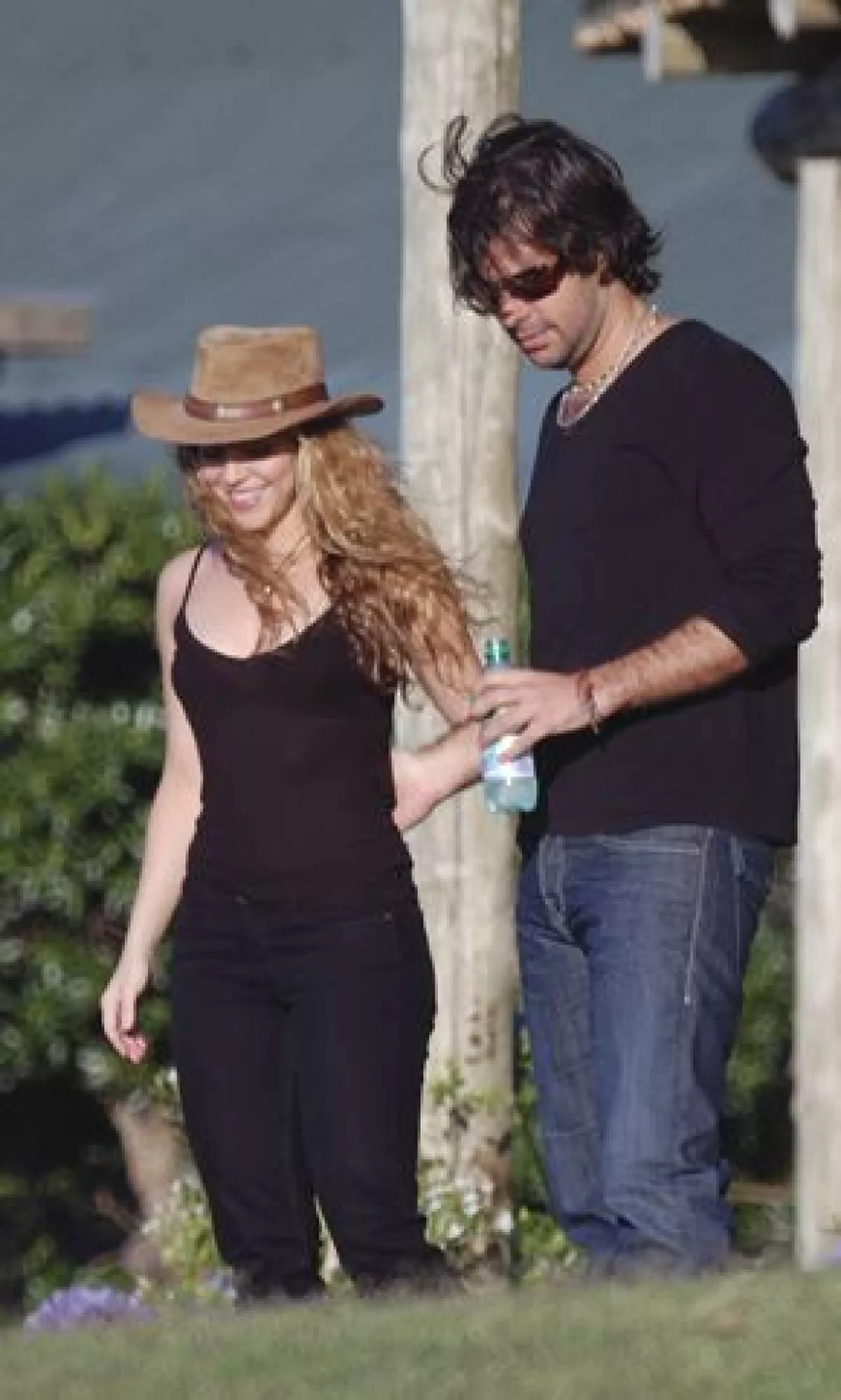 La cantante fue vista pasando un muy buen rato con su novio Antonio de la Rúa en un balneario de Uruguay, en donde se mostraron muy accesibles con la prensa.