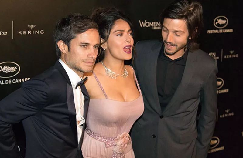 La veracruzana se reencontró con sus amigos Gael García y Diego Luna en la cena "Women in Motion", y fue tal su sensualidad que no pudo evitar atraer las miradas.