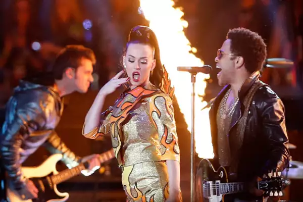 Katy Perry y Lenny Kravitz tuvieron un sexy performance durante el medio tiempo del Super Bowl.