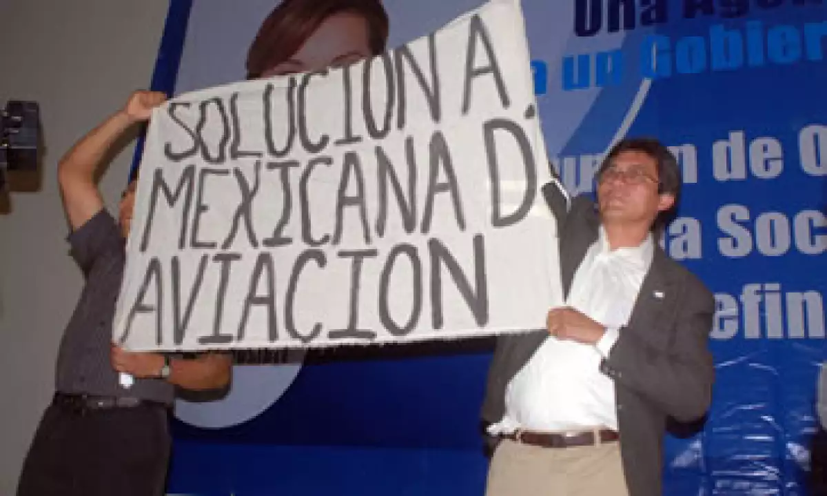 Los presuntos empleados de la aerolínea irrumpieron en el Salón Olmeca en punto de las 10:00 horas. (Foto: Notimex)
