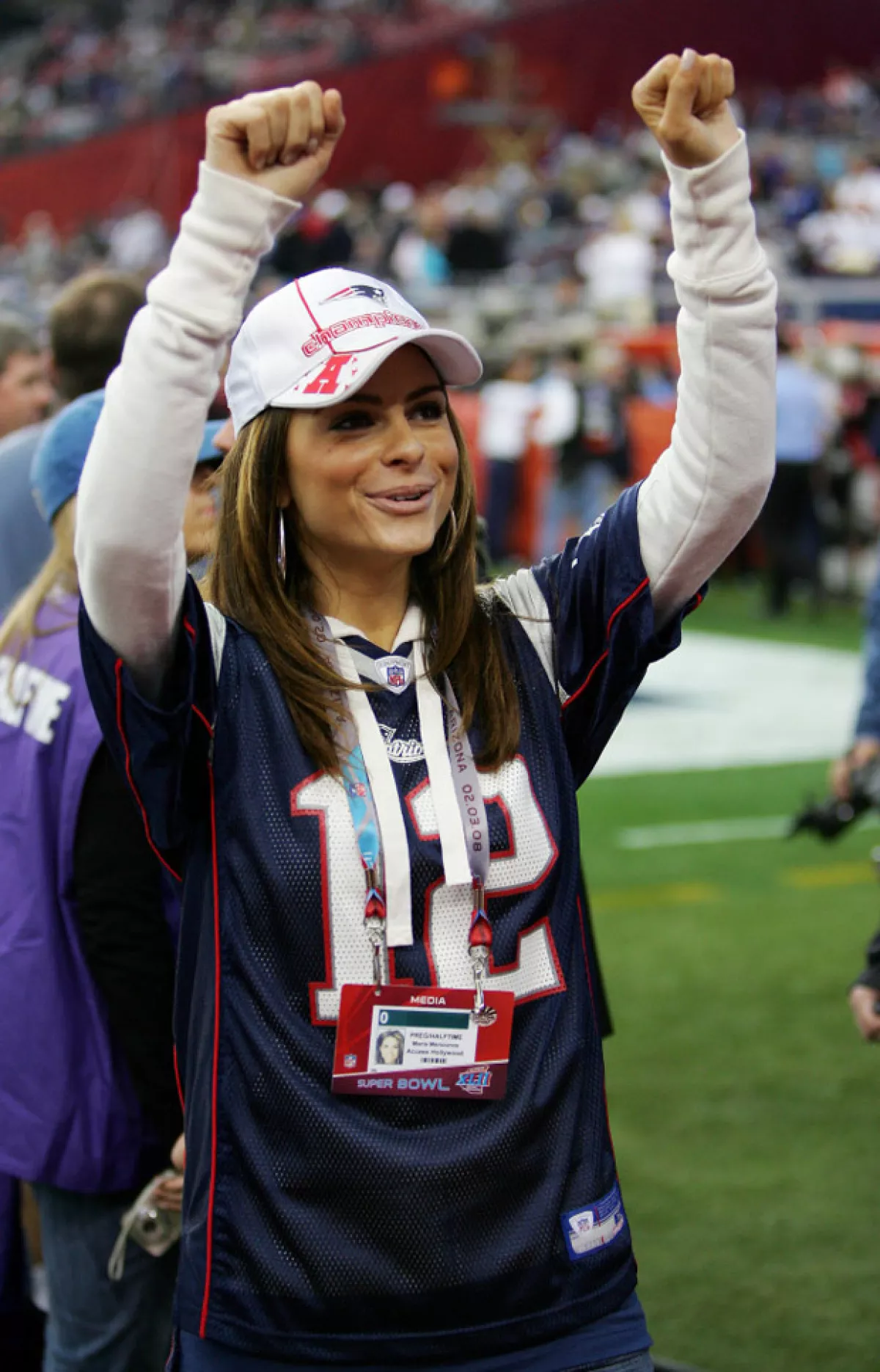 Maria Menounos no pierde detalle del Super Bowl.