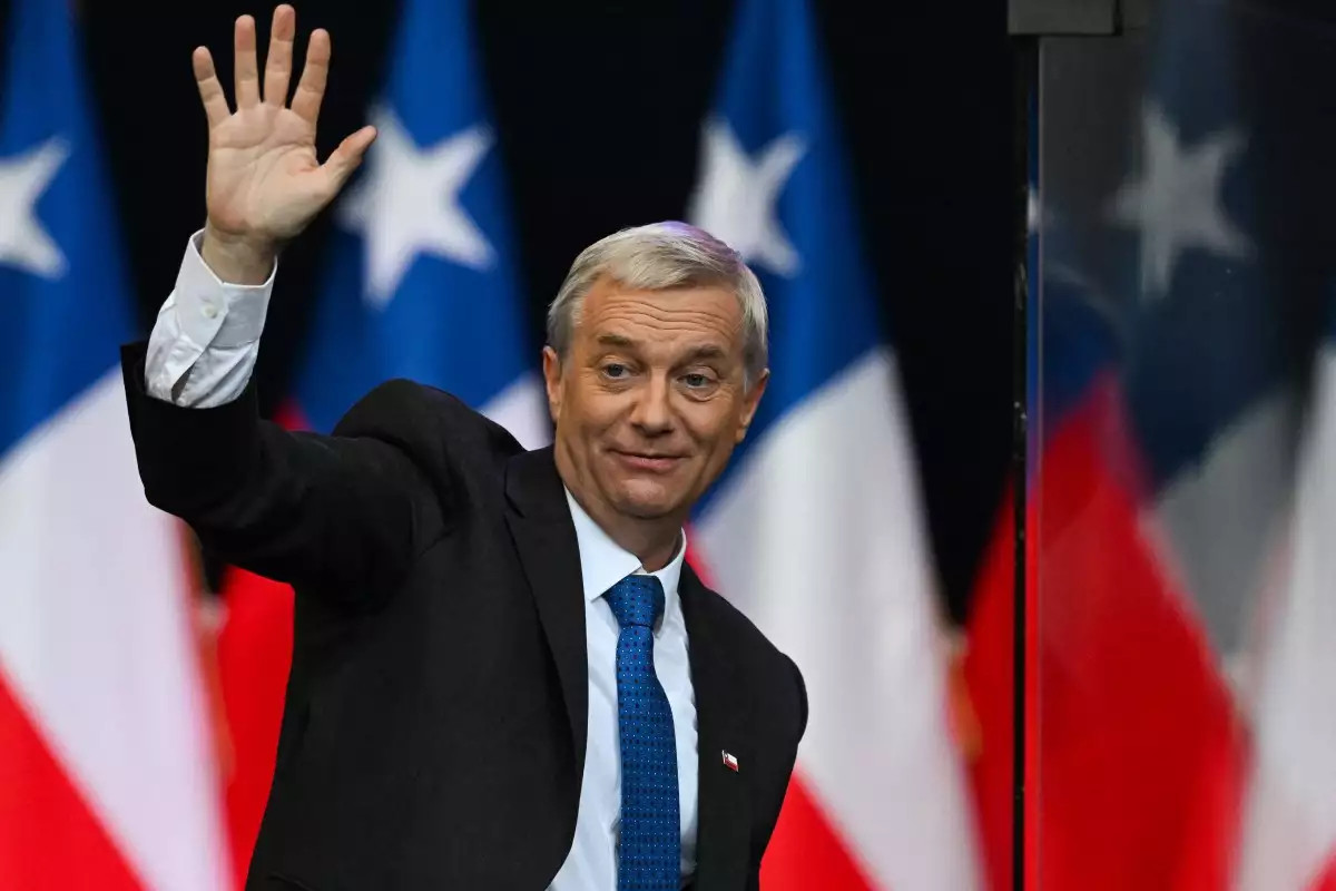 El candidato presidencial de Chile, José Antonio Kast, del Partido Republicano, saluda a los partidarios durante su manifestación de la campaña de clausura en Temuco, Chile, el 11 de diciembre de 2025. La segunda vuelta de las elecciones presidenciales chilenas del 14 de diciembre enfrentará a dos candidatos que se oponen diametralmente: Jeannette Jara, la representante de una amplia coalición de izquierda con orígenes modestos, y el líder de extrema derecha José Antonio Kast, un católico ultraconservador decidido a expulsar masivamente a los migrantes indocumentados.