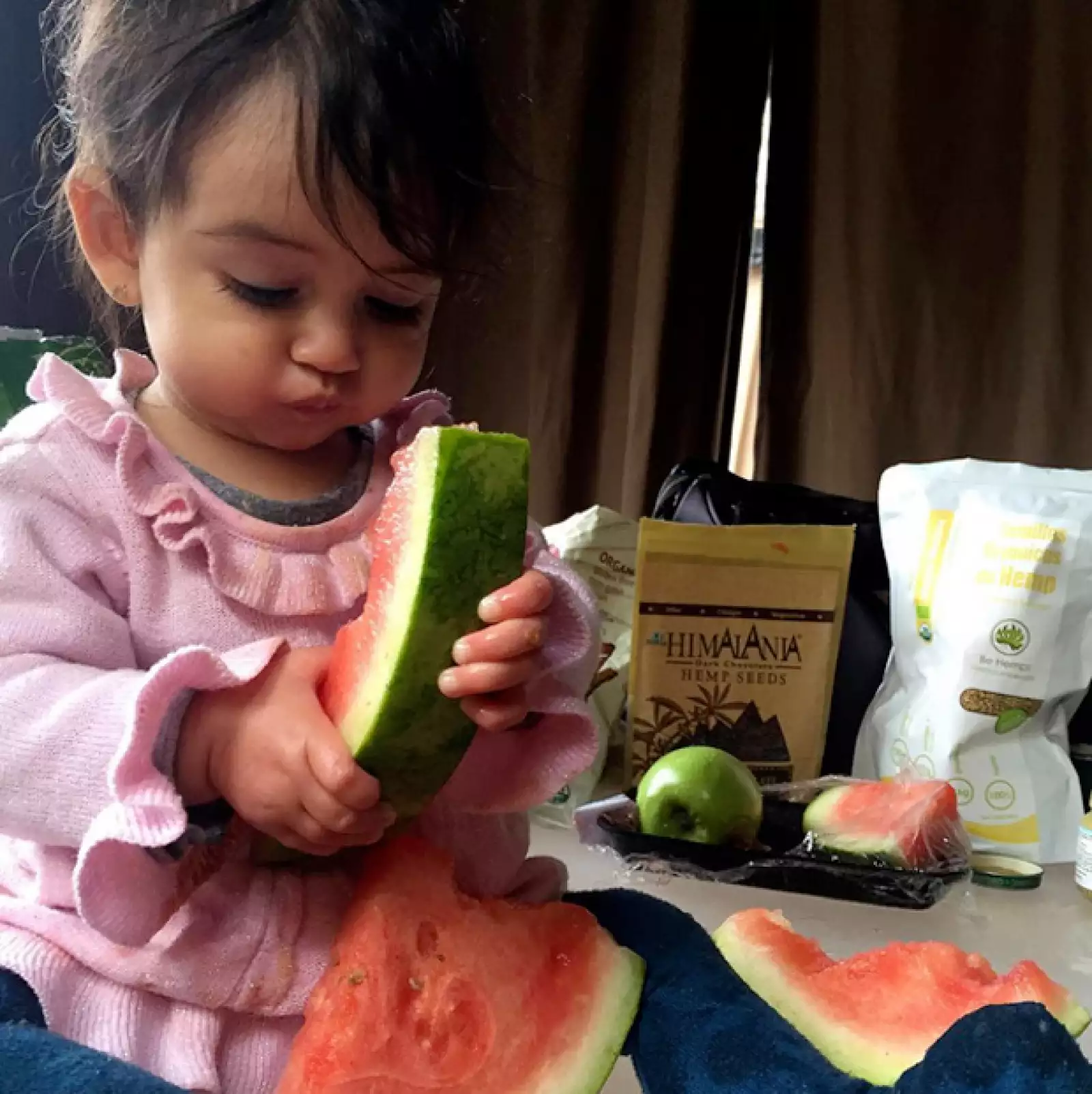 Al igual que su madre, la pequeña está adoptando un estilo de vida saludable.