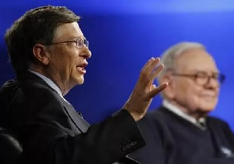 Los multimillonarios Warren Buffett y Bill Gates son conocidos por sus aportaciones benéficas. (Foto: Reuters)