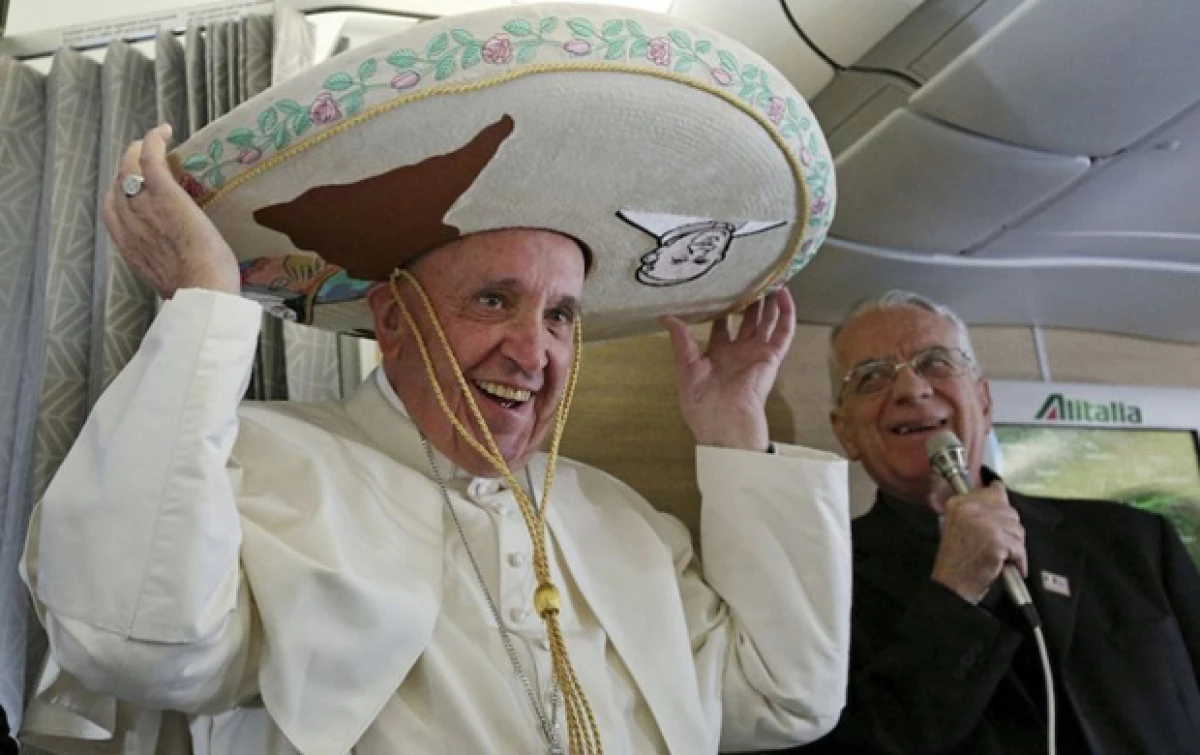 El Papa Francisco luce, rumbo a México, un sombrero charro de gamuza color marfil.