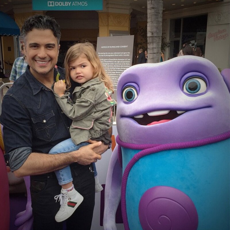 Al actor le gustó tanto la película, que llevó a Elena a tomarse una foto con los personajes.