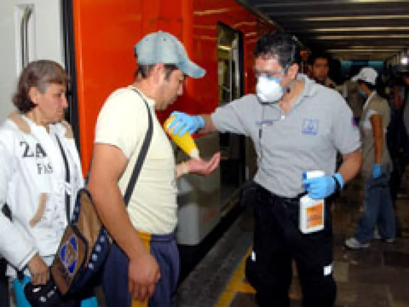 El GDF comenzó con la campaña de control sanitario en el Metro. (Foto: Notimex)