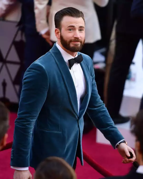 El actor estadounidense Chris Evans sonríe para las cámaras