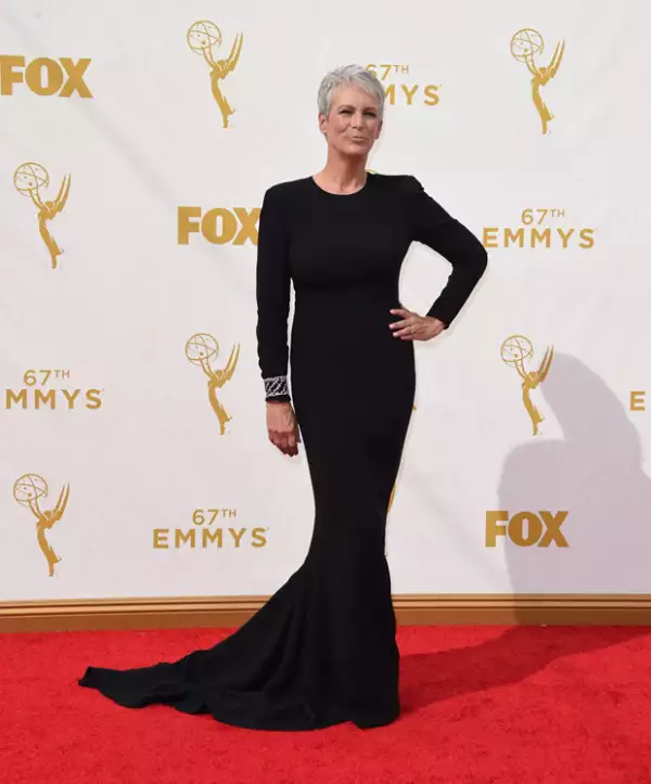 Jamie lee Curtis lució guapísima al desfilar por la red carpet de los Emmy.