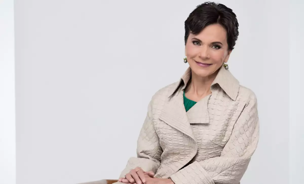 La conductora nos hace un recuento de quiénes son las mujeres más importantes o representativas en su vida de acuerdo a diferentes categorías. Y siempre en par.