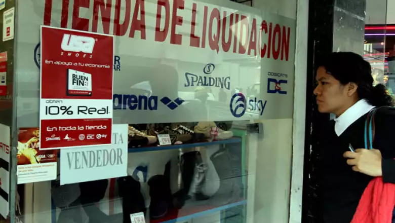 Los expertos recomiendan que antes de comprar elabores una lista donde clasifiques lo que planeas comprar según su importancia.