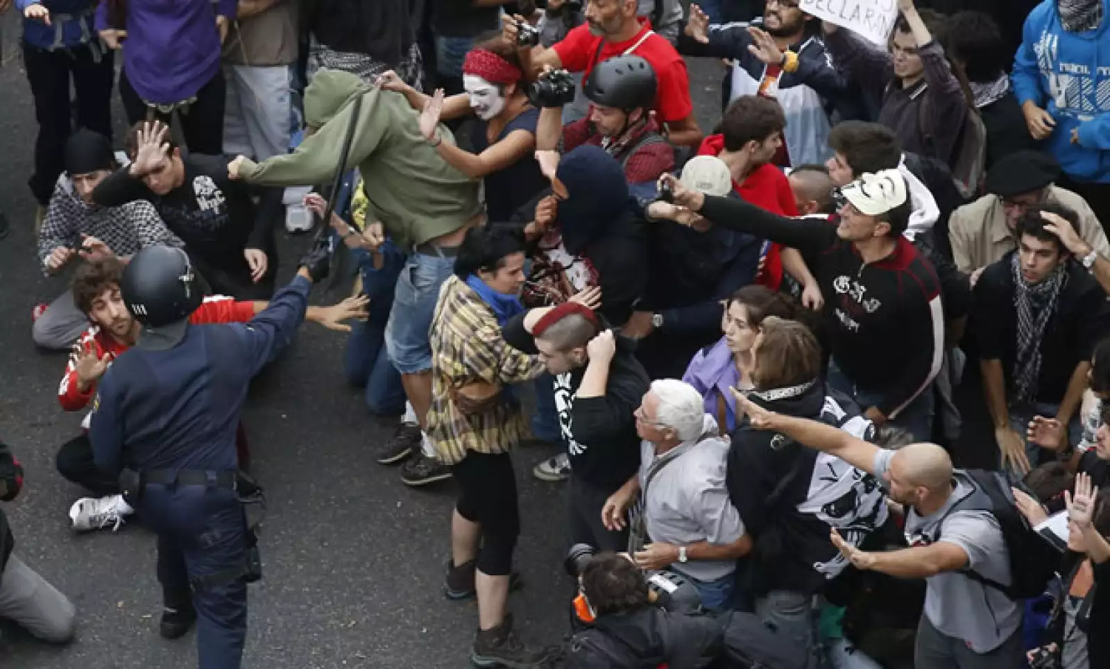 Los manifestantes dijeron que estaban hartos de los recortes de salarios y en salud y educación.