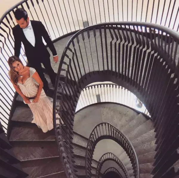 Asimismo, Aarón derrochó estilo con su tradicional esmoquin para acompañar a su amada durante esta importante presentación, en la cual también estuvo presente el príncipe Alberto II.