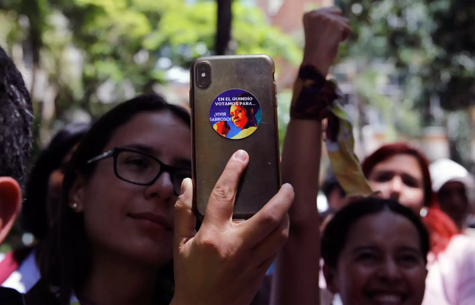 Una mujer graba la intervención de Francia Márquez, durante un mitin en Medellín. En su teléfono se muestra una calcomanía con la imagen de la candidata a la vicepresidencia de Colombia.