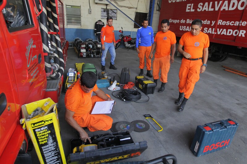 Socorristas del equipo Búsqueda y Rescate Urbano de El Salvador se prepara para salir a Ecuador con el fin de ayudar en tareas de rescate y humanitarias.