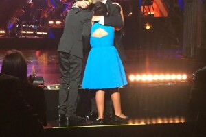 Uno de los momentos más emotivos de la noche fue cuando los hijos del cantante lo abrazaron en el escenario.